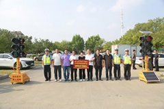 爱心信号灯“上岗” ——区政协组织委员捐赠交